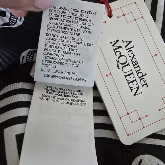 Alexander McQueen Skull Silk Scarf Black - Picture 5 of 6